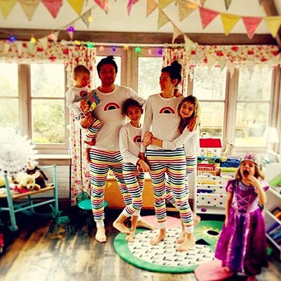Джейми Оливер с детьми, которых зовут Маковый мед, Маргаритка Бу, Лепесток цветов радуги и Малыш Медвежонок 