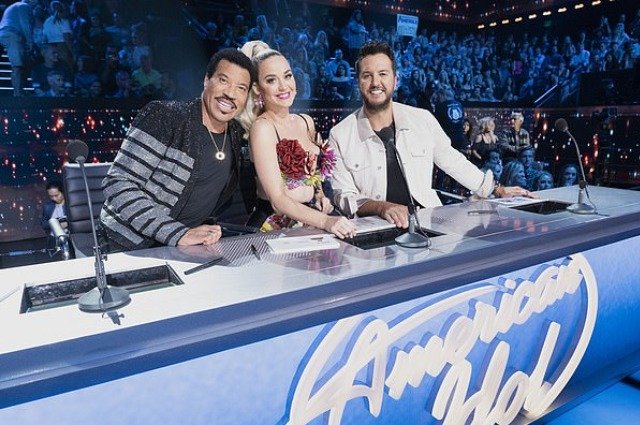Кэти Перри с другими судьями шоу American Idol