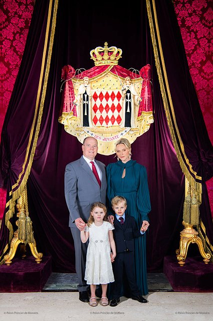 Князь Альбер II и княгиня Шарлен с дочерью Габриэллой и сыном Жаком