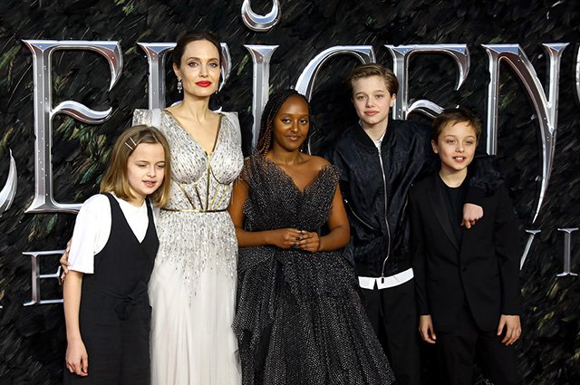 Анджелина Джоли с дочерьми Вивьен, Захарой и Шайло и сыном Ноксом