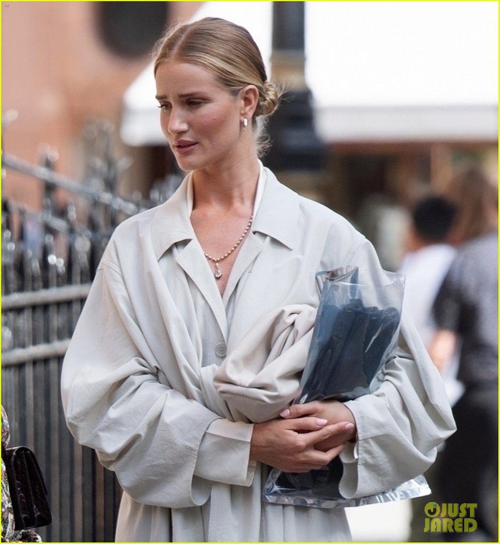 rosie huntington whiteley at a meeting 014317768