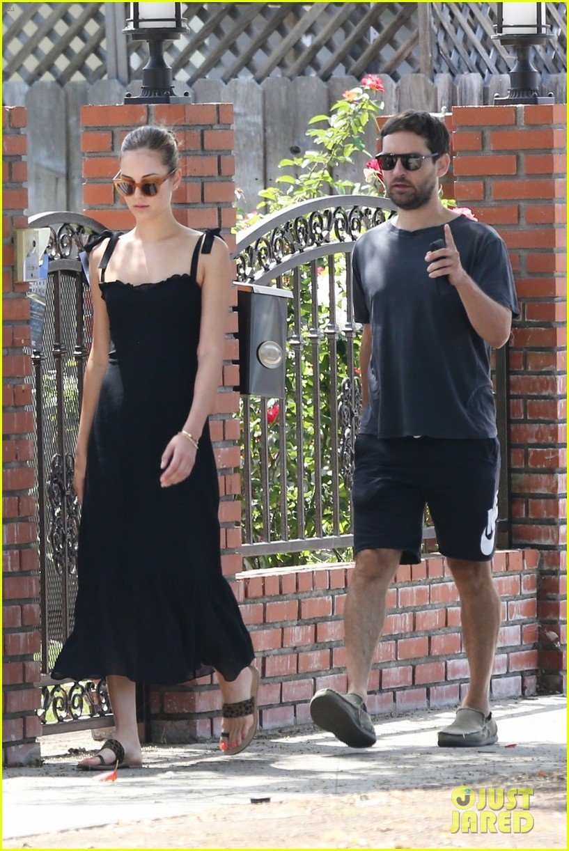 tobey maguire steps out for the day with girlfriend tatiana dieteman 014328083