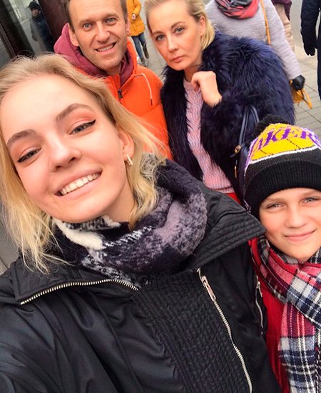 Даша Навальная с семьей