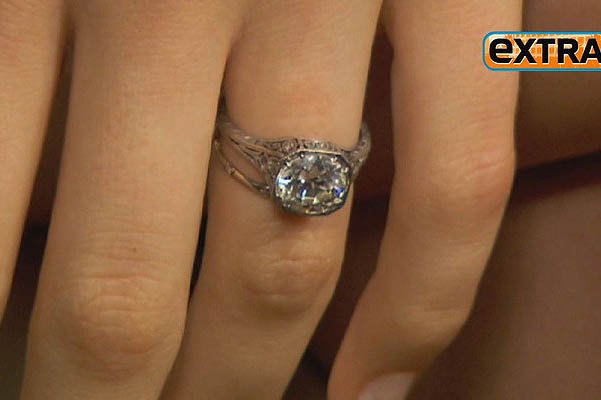 Бехати Принслу показала помолвочное кольцо
