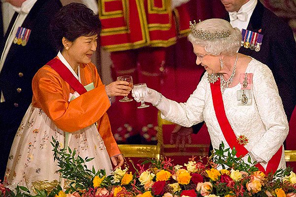 Королева Клизавета II и Пак Кын Хе