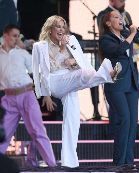 Kylie Minogue â 2019 Glastonbury Festival Day 5 in Pilton-03