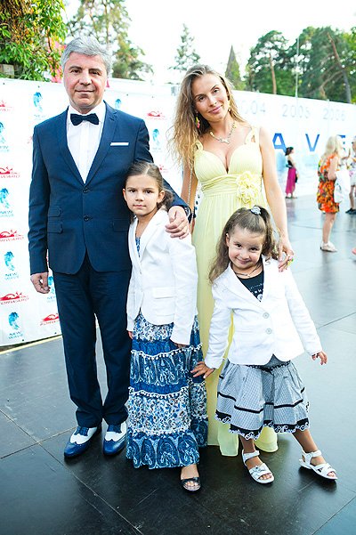 Сосо Павлиашвили с супругой и детьми