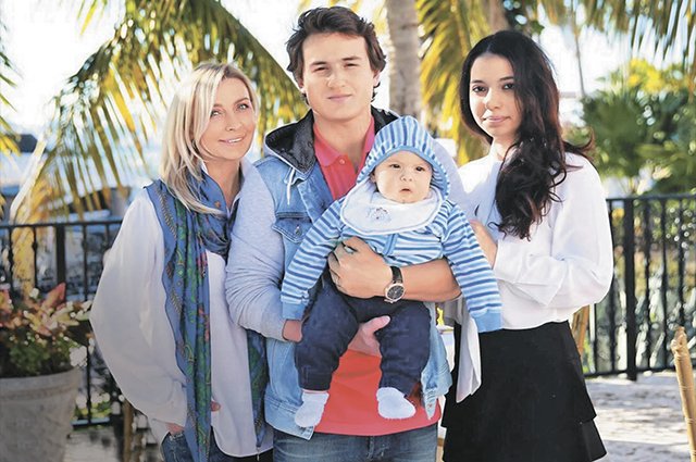 Татьяна Овсиенко с сыном Игорем, его женой и сыном