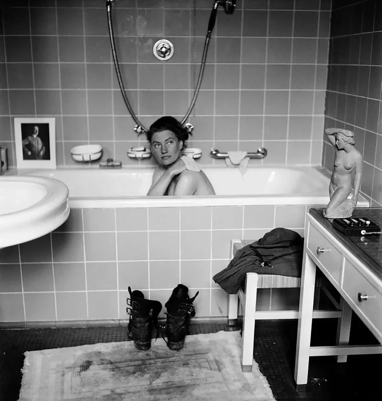 Ли Миллер принимает ванну в апартаментах Гитлера в Мюнхене, 1945 год/Дэвид Шерман