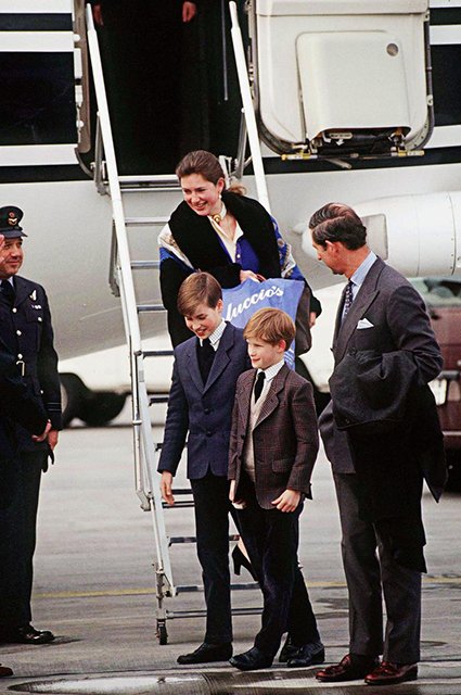 Тигги Петтифер (ранее Легг-Бурк) с принцем Уильямом, принцем Гарри и принцем Чарльзом в аэропорту Цюриха, Швейцария, в 1994 году