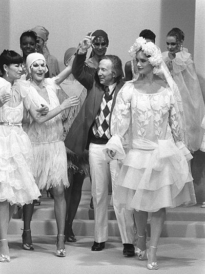 Тед Лапидус с моделями на презентации своей коллекции haute couture весна-лето 1983 года