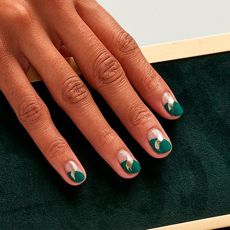 Благодаря необычному рисунку ногти выглядят как красиво завернутые маленькие зелено-золотые подарки