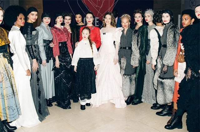 Ульяна Сергеенко и Наталья Водянова с моделями на показе в рамках Love Ball Arabia