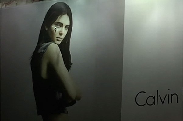 Рекламный щит с Кендалл Дженнер (кадры из видео)
