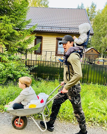 Максим Матвеев с детьми