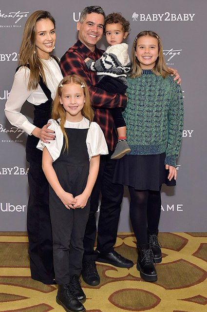 Джессика Альба с мужем Кэшем Уорреном и тремя детьми