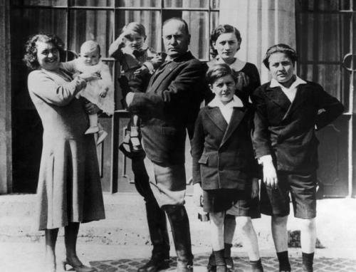 Бенито Муссолини с супругой Ракель и детьми