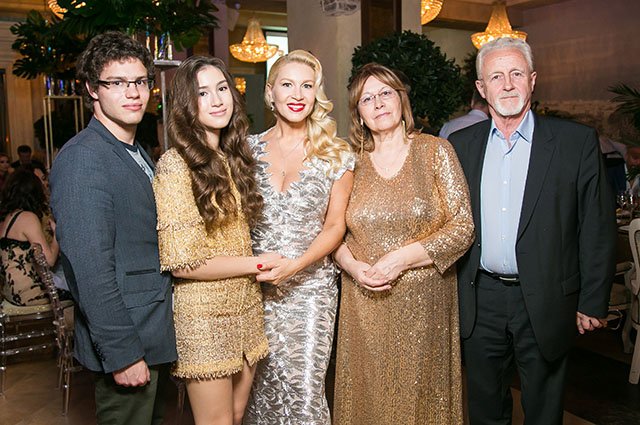 Екатерина Одинцова с родителями и детьми