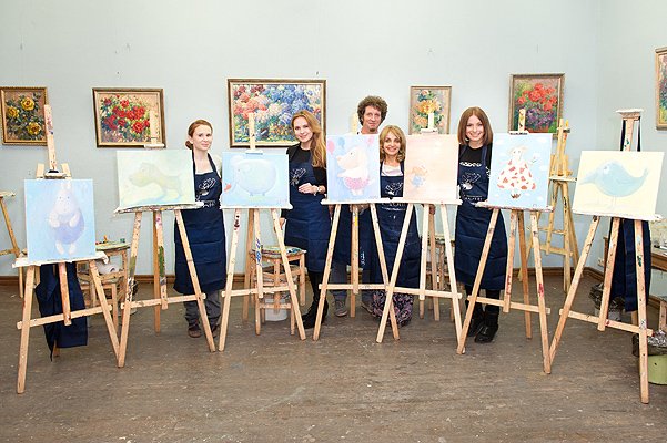 Участницы мастер-класса и преподаватели живописи