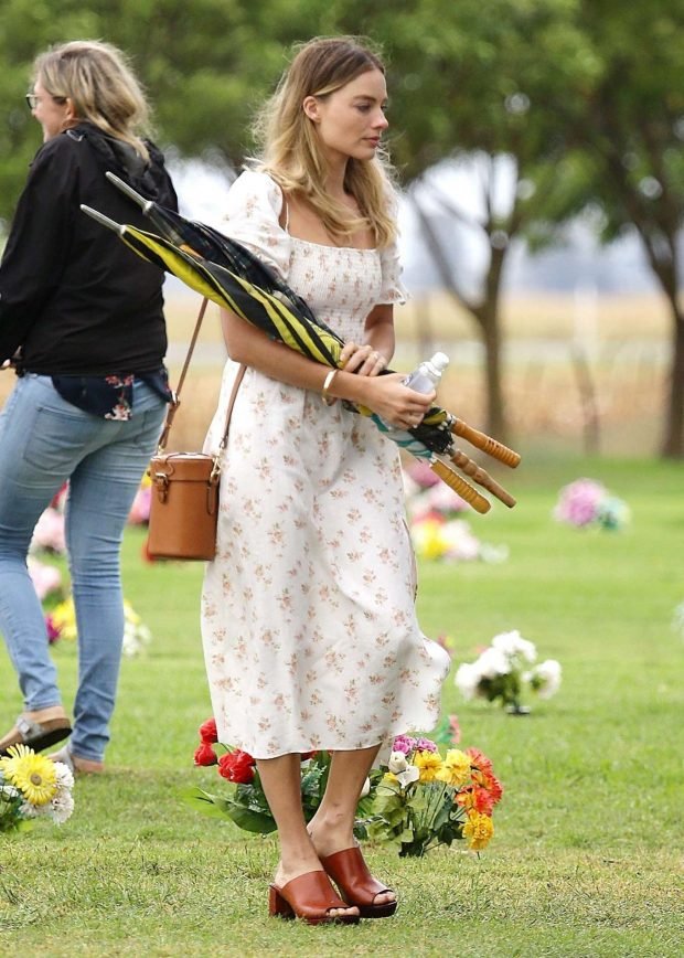 Margot Robbie: Out in Dalby -01