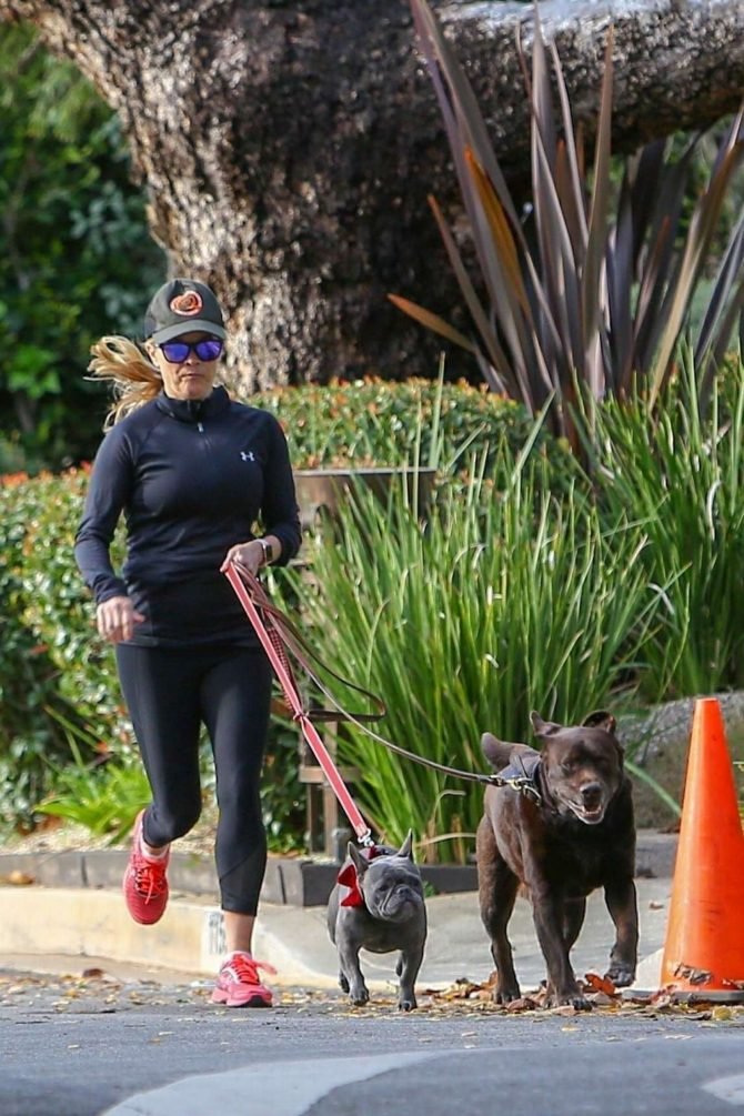 Reese Witherspoon - Out for a jog with her two dogs in Santa Monica