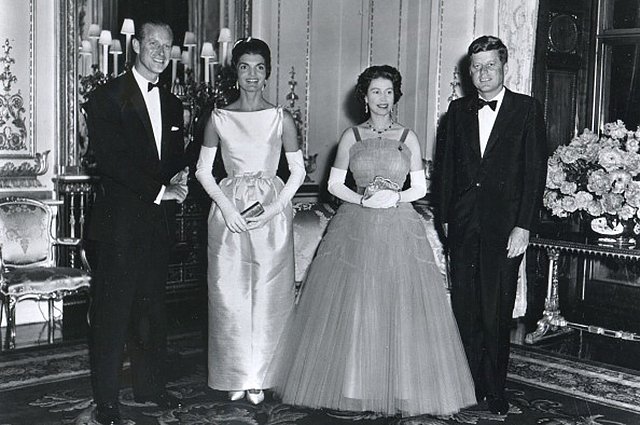 Филипп Эдинбургский, Жаклин Кеннеди, Елизавета II и Джон Кеннеди