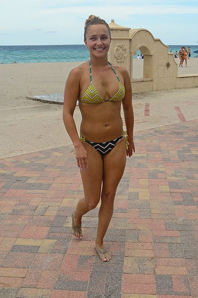 Идеальные формы на пляже: Анастасия Мельникова в соблазнительном купальнике