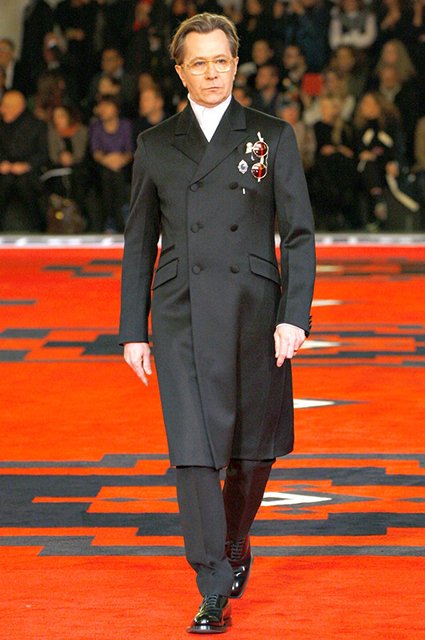 Гари Олдман на показе Prada в 2012 году