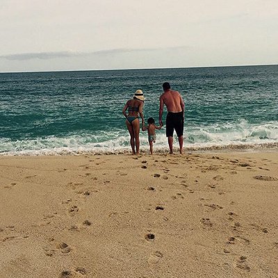 Ченнинг Татум и Дженна Дьюэнн-Татум с дочерью на пляже