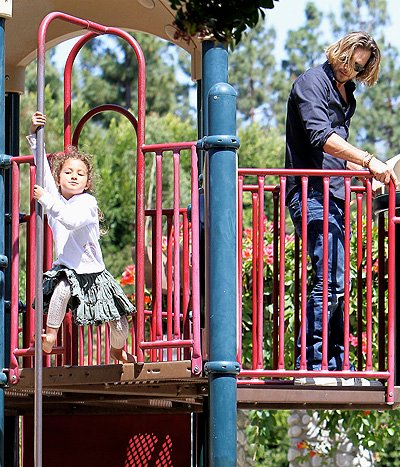 Габриэль Обри с дочкой в парке