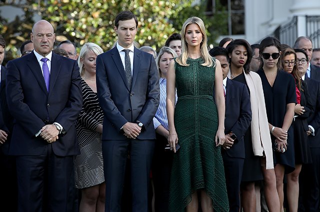 Джаред Кушнер и Иванка Трамп с сотрудниками Белого дома
