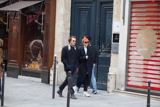 Natalia Dyer and Charlie Heaton: Out and about in Paris -08