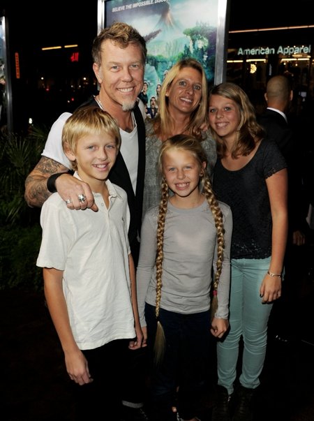 Кевин джеймс с женой и детьми фото