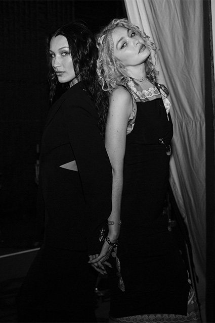 Белла и Джиджи Хадид на съемках Versace
