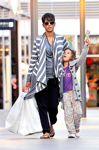 халле берри с дочкой налой на шопинге в лос-анджелесе