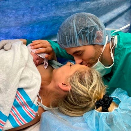 Анна Курникова и Энрике Иглесиас с новорожденной  дочерью 