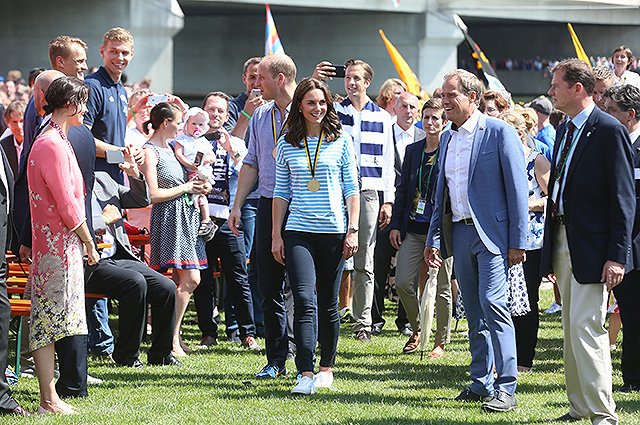 Принц Уильям и Кейт Миддлтон с участниками и зрителями соревнований