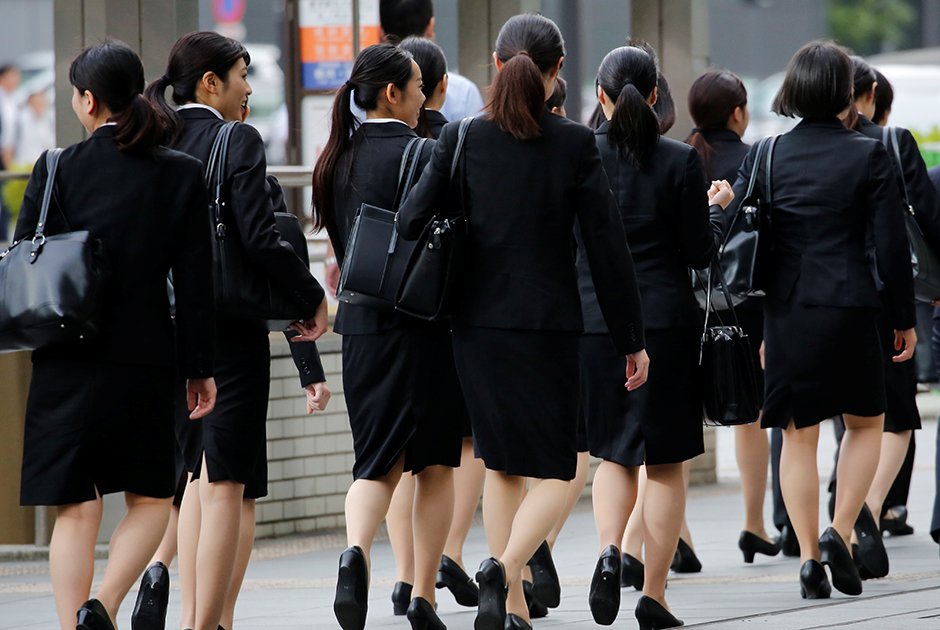 Японские офисные работницы на пути в офис