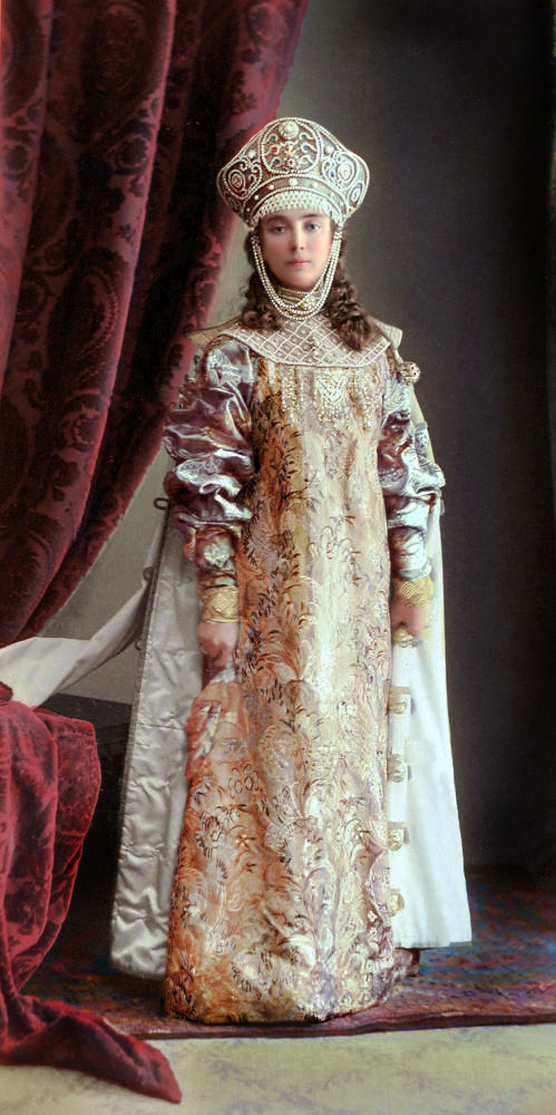 Великолепие костюмированного бала Романовых в раскрашенных фотографиях 1903 года 18