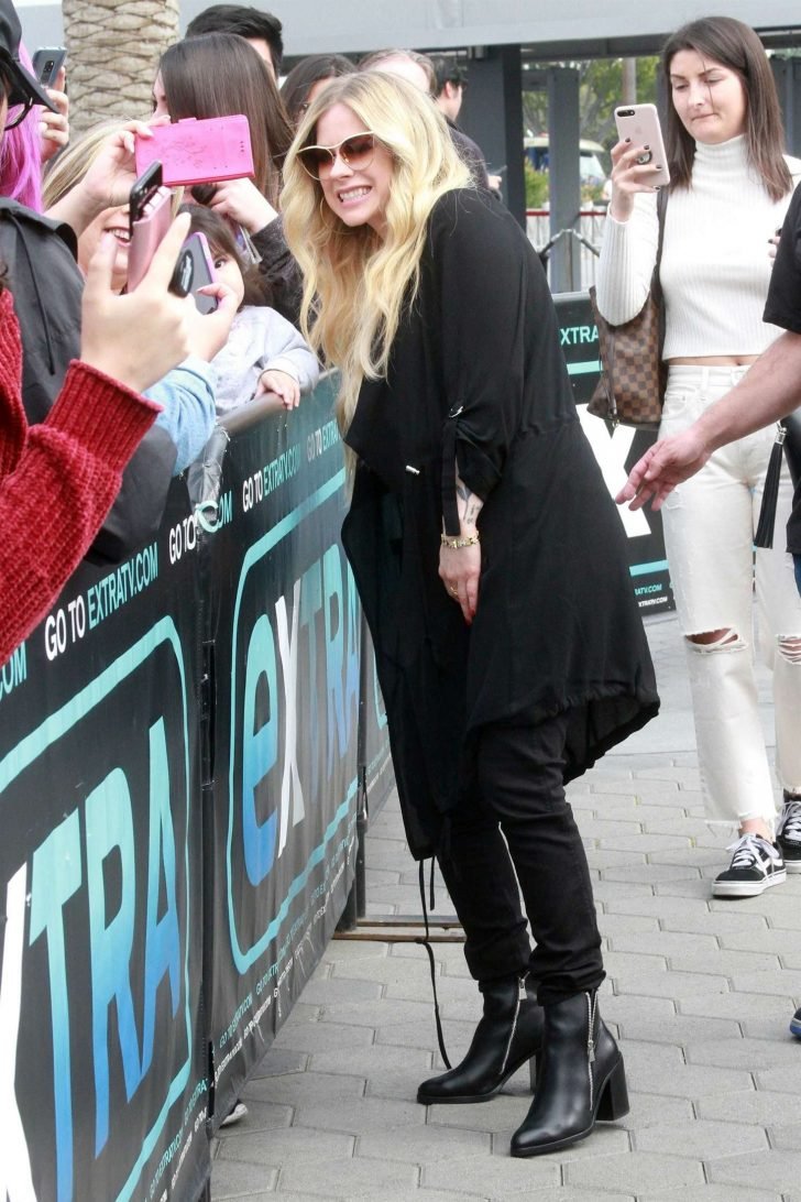 Avril Lavigne on Extra in Universal City -08