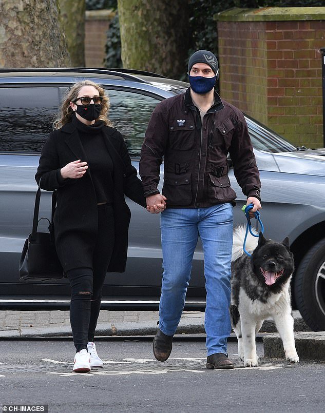 Сраженный: 37-летний актер сиял, держась за руки со своей новой возлюбленной, когда они гуляли по Лондону со своей любимой собакой Кэл во вторник