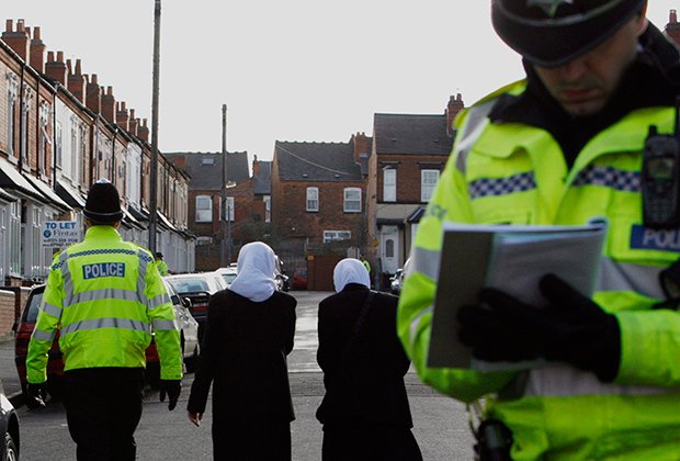 Полицейские провожают мусульманок домой после обысков во время рейдов