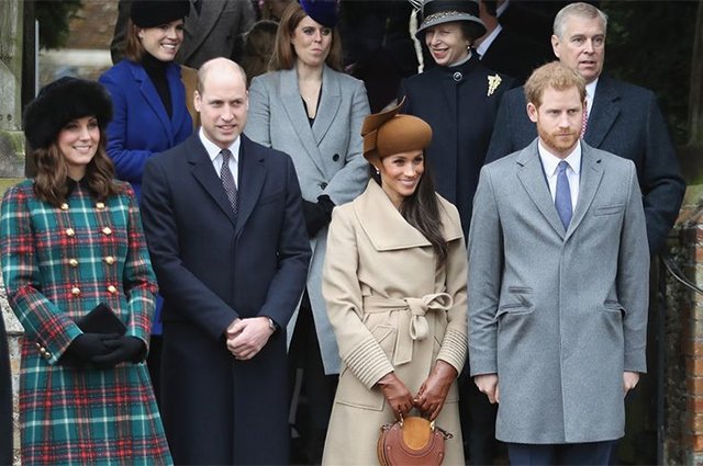 принцесса Евгения и принцесса Беатрис, принцесса Анна, принц Эндрю, Кейт Миддлтон, принц Уильям, Меган Маркл и принц Гарри на рождественской службе в 2017 году