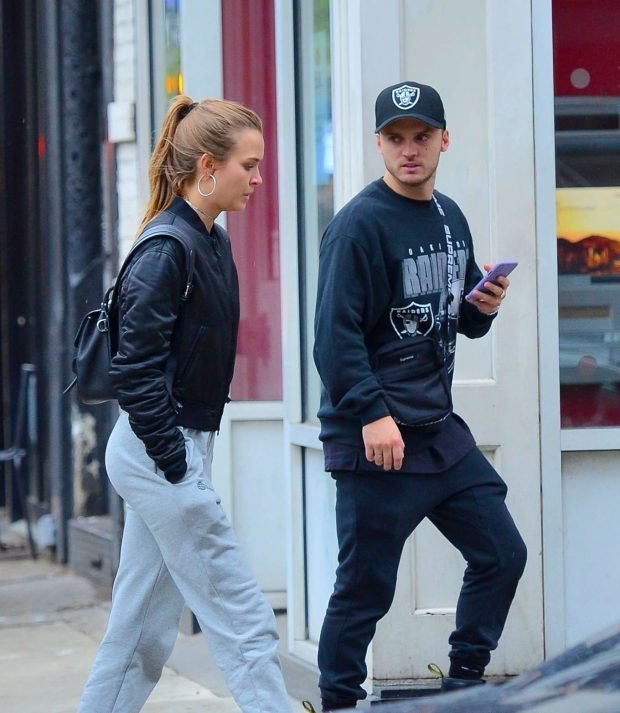 Josephine Skriver and Alexander DeLeon: Shopping in NYC -08