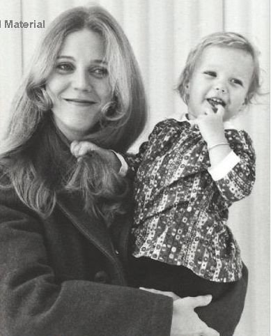 Actress Gwyneth Paltrow childhood photo | Blythe danner, Young celebrities,  Famous moms