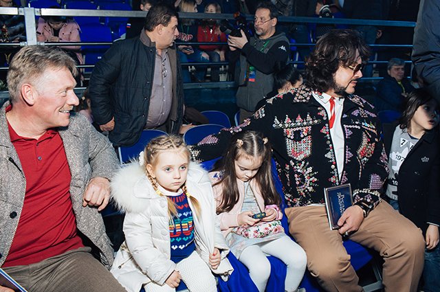 Дмитрий Песков с дочкой и Филипп Киркоров с детьми 