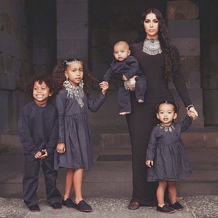 Ким Кардашьян с сыновьями Сейнтом и Псалмом и дочерьми Норт и Чикаго