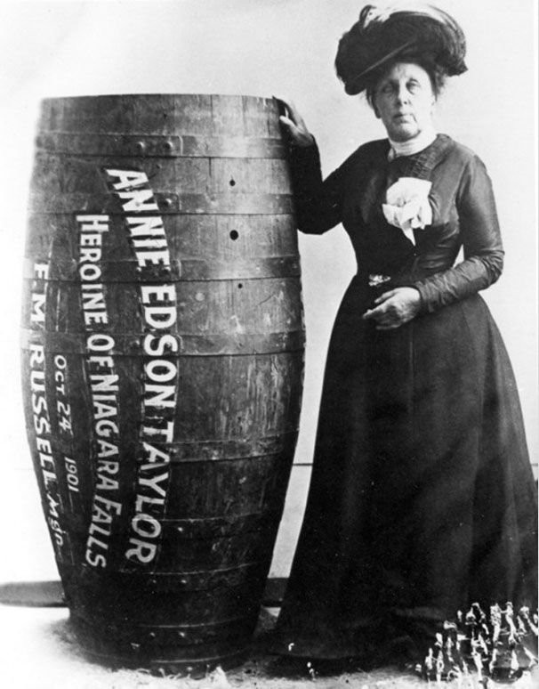 Энни Эддисон Тейлор. Первая женщина, выжившая после преодоления Ниагарского водопада в бочке. 1901 год