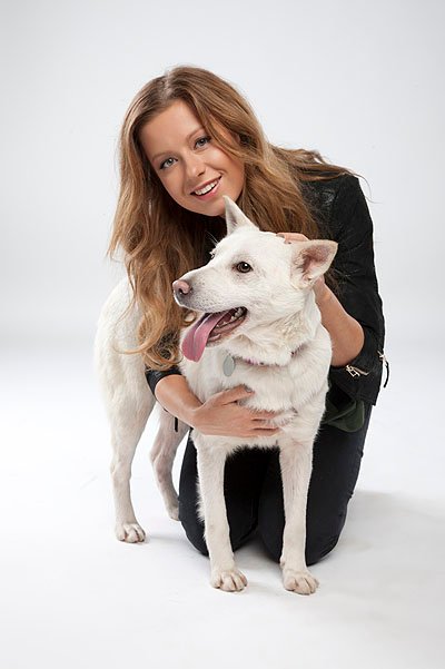 Юлия Савичева в благотворительном проекте для бездомных животных