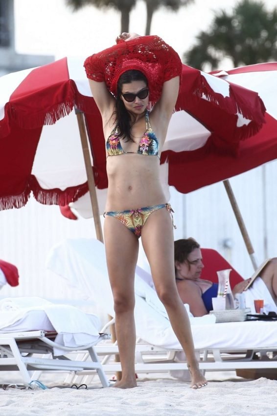 Adriana Lima 2019 : Adriana Lima â Spotted on the beach in Miami-01
